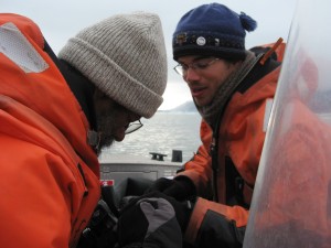 Paul en Jasper Doest tijdens een boottocht door de fjord